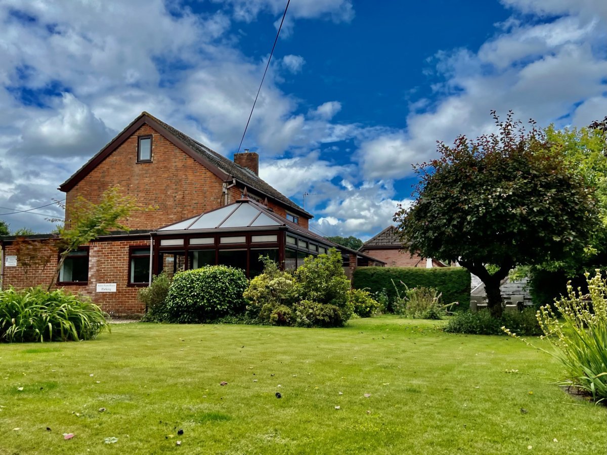Arniss Farmhouse - set in a pretty mature garden in the heart of the New Forest